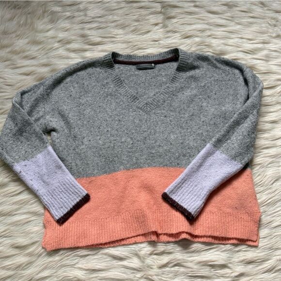 By Anthropologie Colorblock Soft Knit V-Neck Sweater in Grey/Peach/Purple - Smal - Picture 3 of 5